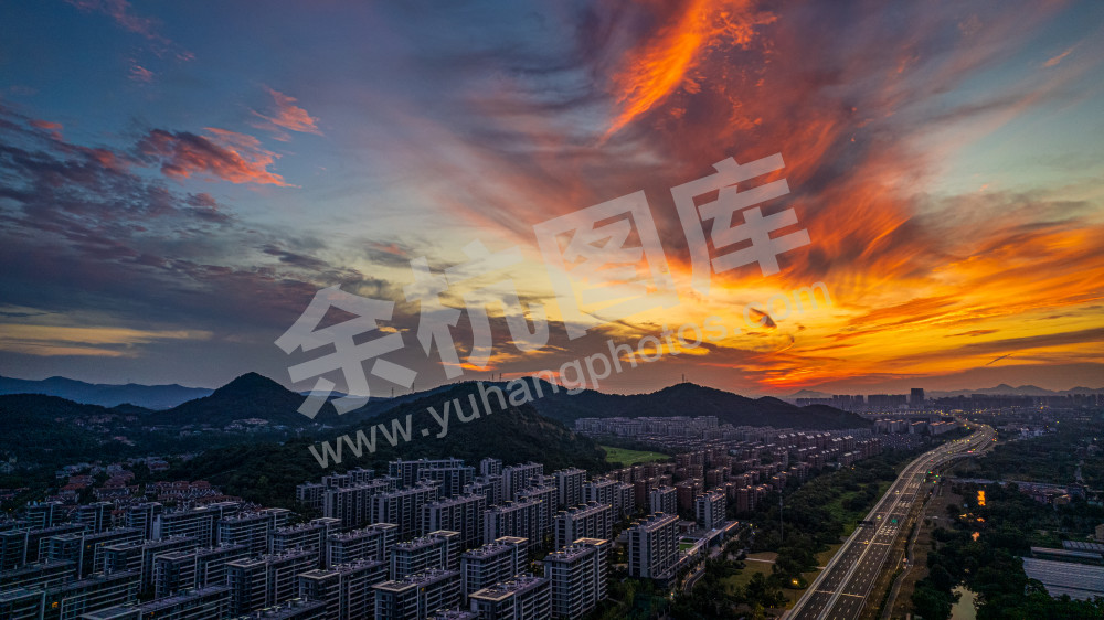 《溪谷岚湾早晨》