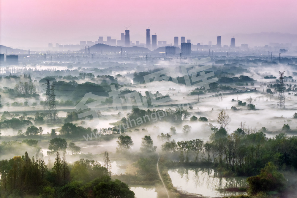 雾漫北湖草荡间，遥看新城入画