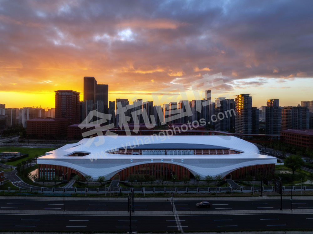 鎏金朝霞下的超重力探索之境