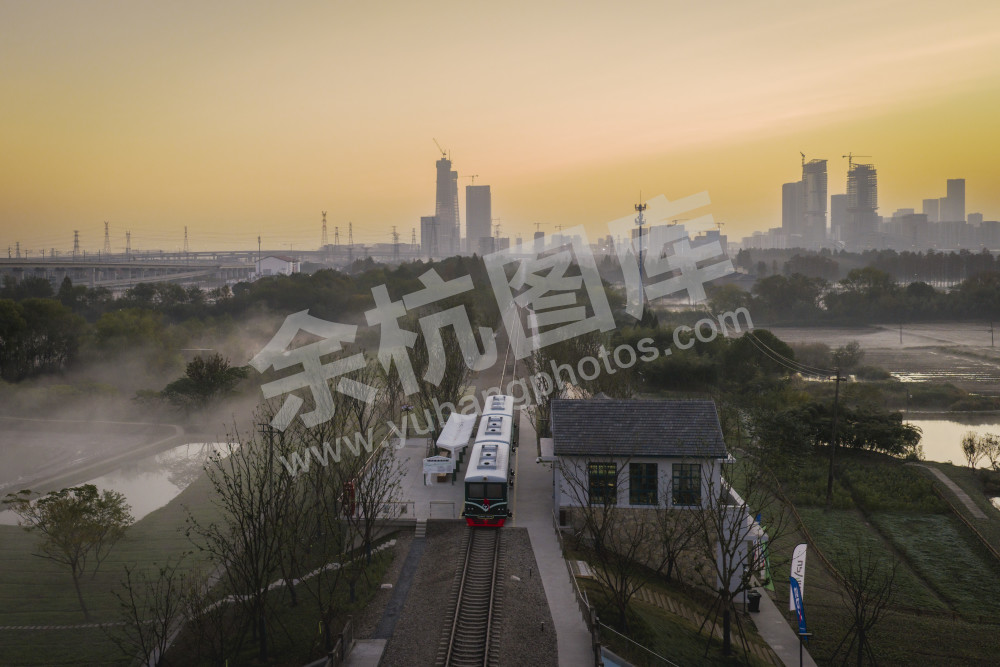 晨雾中的永乐站 