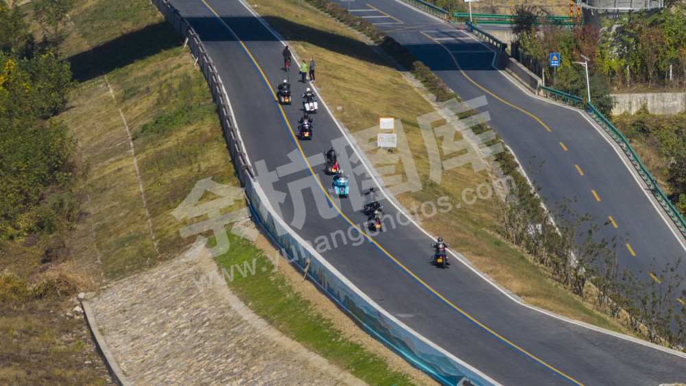 骑行在南苕溪绿道