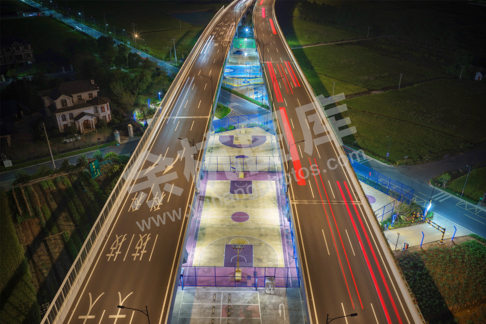 《高架下的运动场》