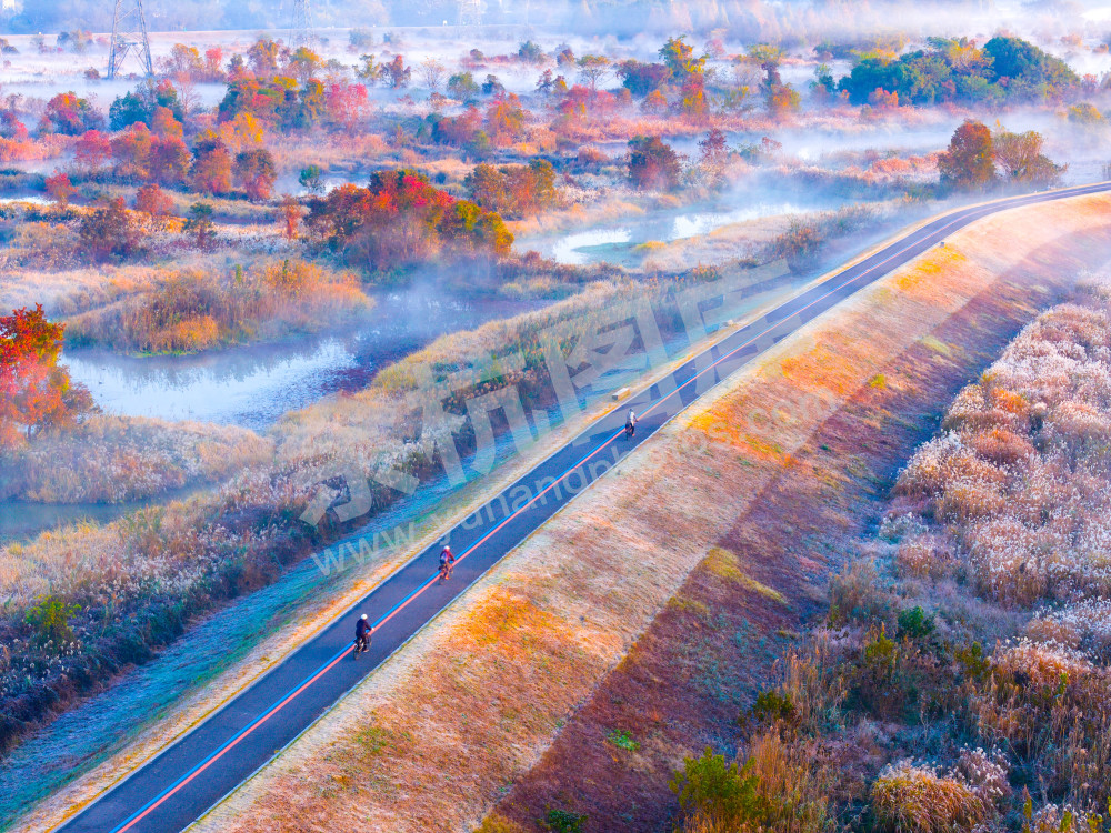 《骑行人在画中行》