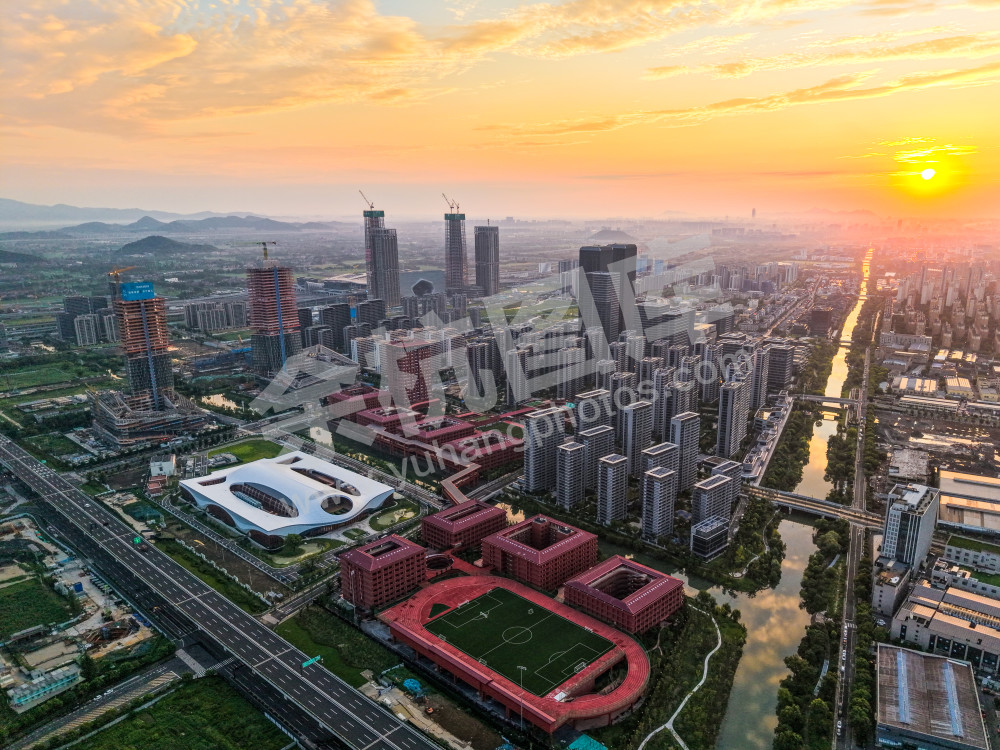 云城破晓，旭日升辉