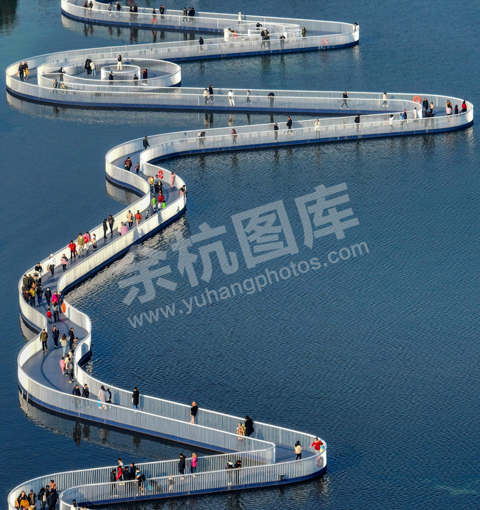 《银蛇卧玉湖》