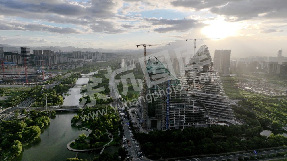 01-01《浮光跃金 筑梦成林》-葛欣13588755102.jpg