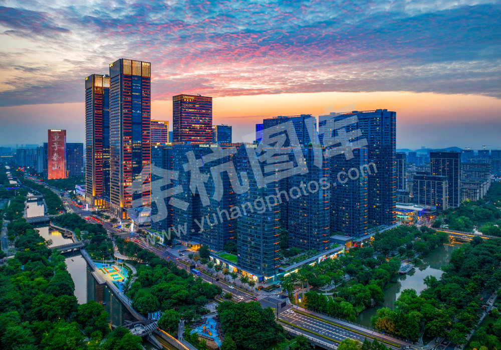 《红霞映新城》