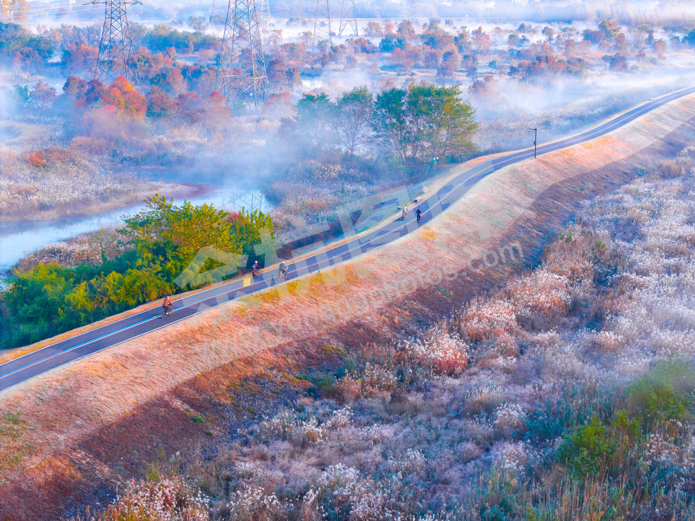 《骑行人在画中行》