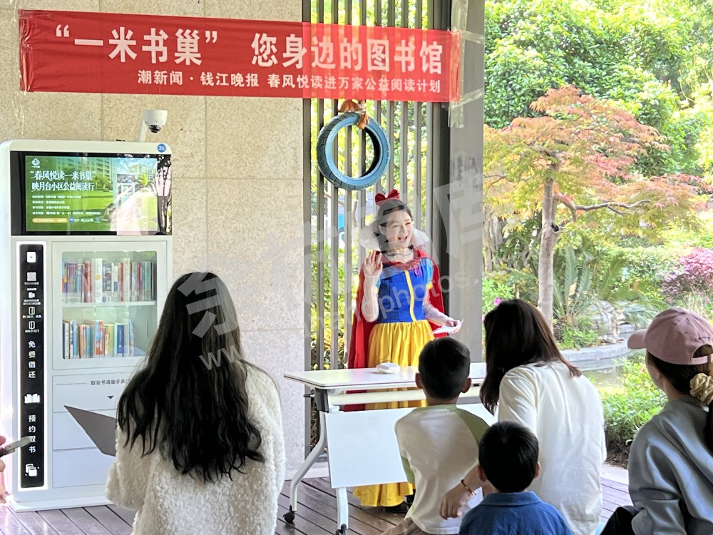 居民通过五常街道&ldquo;一米书巢&rdquo;借阅书籍