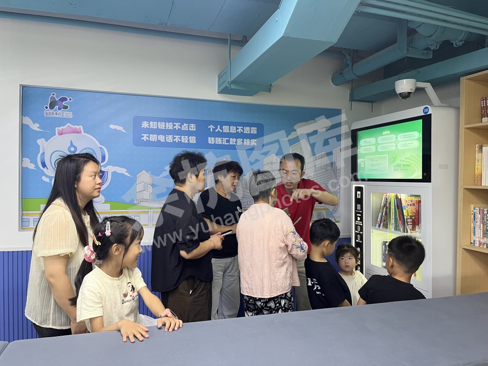 居民通过五常街道&ldquo;一米书巢&rdquo;借阅书籍