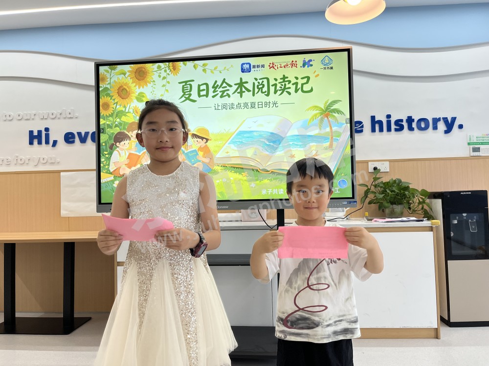居民通过五常街道&ldquo;一米书巢&rdquo;借阅书籍
