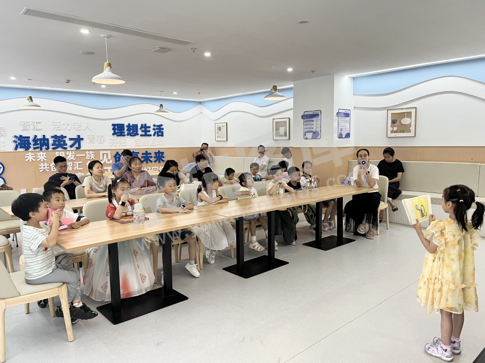 居民通过五常街道&ldquo;一米书巢&rdquo;借阅书籍