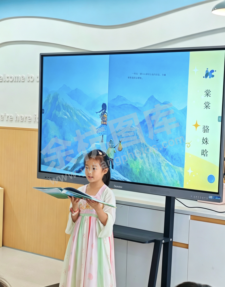 居民通过五常街道&ldquo;一米书巢&rdquo;借阅书籍