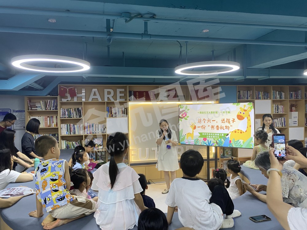 居民通过五常街道&ldquo;一米书巢&rdquo;借阅书籍
