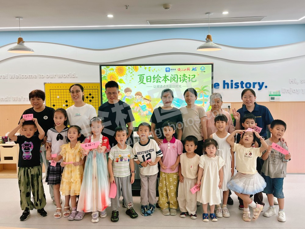 居民通过五常街道&ldquo;一米书巢&rdquo;借阅书籍