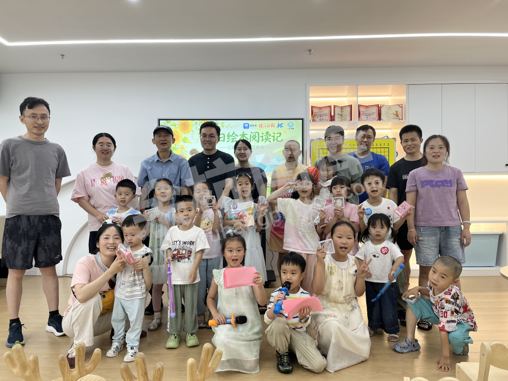 居民通过五常街道&ldquo;一米书巢&rdquo;借阅书籍
