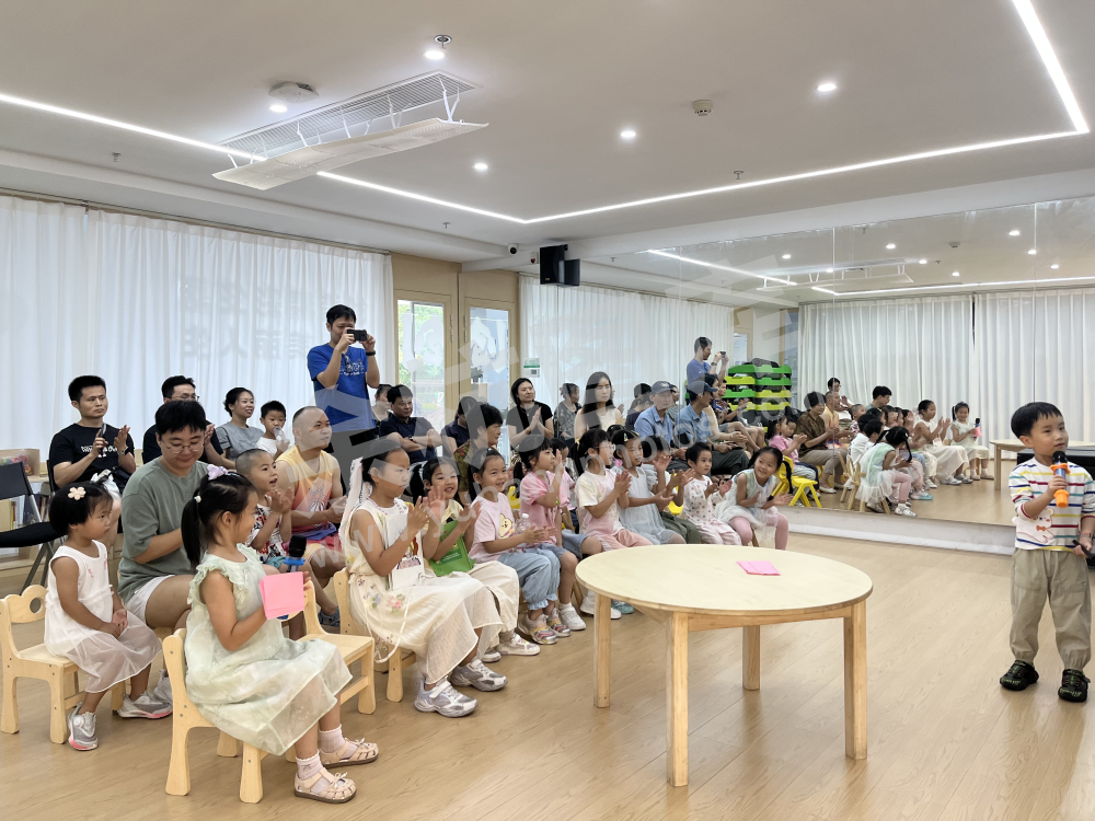 居民通过五常街道&ldquo;一米书巢&rdquo;借阅书籍