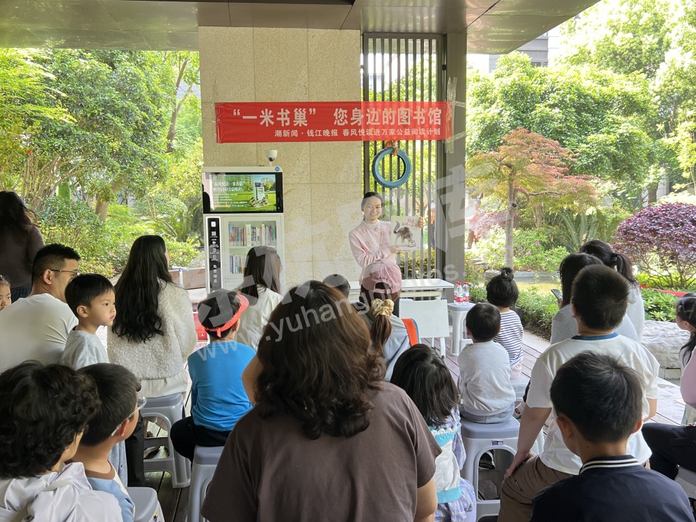 居民通过五常街道&ldquo;一米书巢&rdquo;借阅书籍