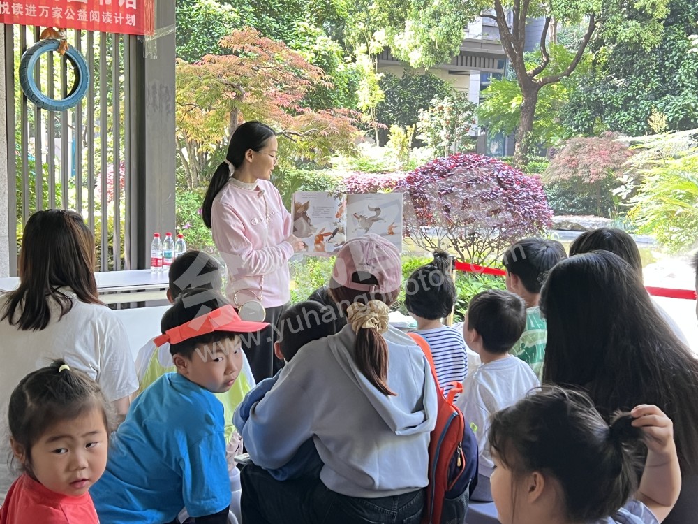 居民通过五常街道&ldquo;一米书巢&rdquo;借阅书籍