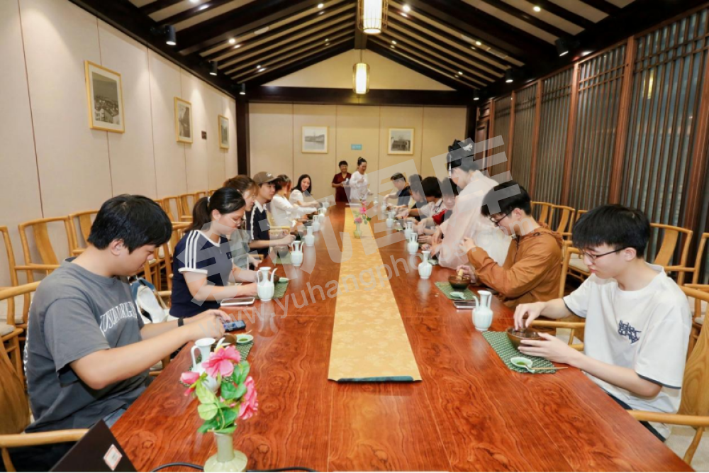 青年学子体验径山茶文化