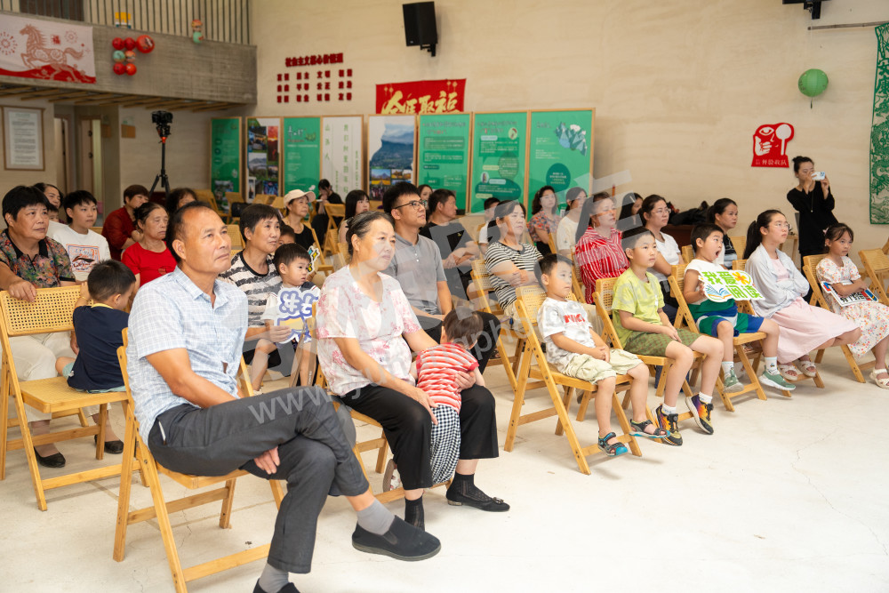 &ldquo;书香伴成长&mdash;&mdash;作家&middot;专家&middot;名家进书屋&rdquo;暑期亲子共读会的现场