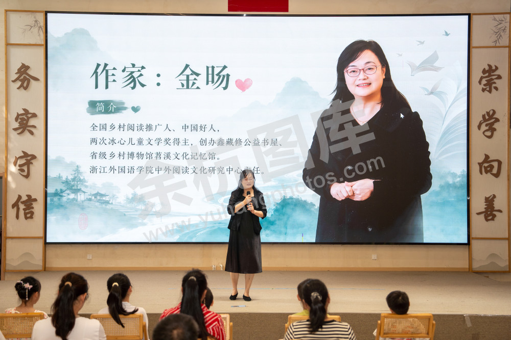 &ldquo;书香伴成长&mdash;&mdash;作家&middot;专家&middot;名家进书屋&rdquo;暑期亲子共读会的现场