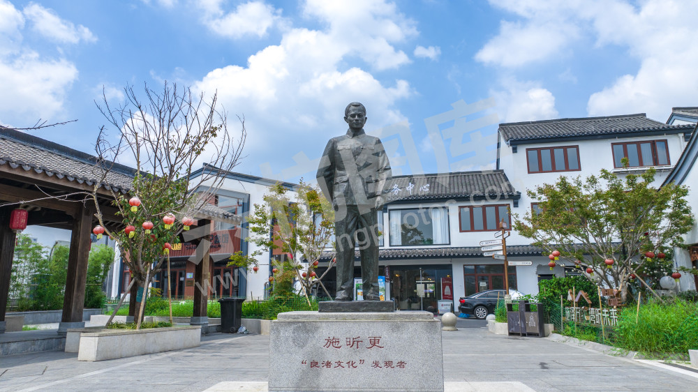 施昕更雕像