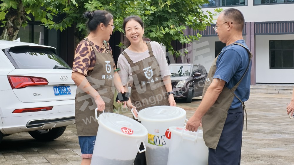 村民带着分好的瓜子回家腌制
